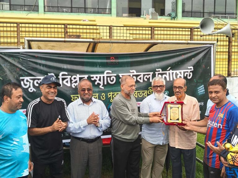 চট্টগ্রাম প্রেসক্লাবের ‘জুলাই বিপ্লব স্মৃতি ফুটবল টুর্নামেন্ট’ ফাইনালে প্রিন্ট ও ইলেকট্রনিক মিডিয়া টিম যৌথ চ্যাম্পিয়ান