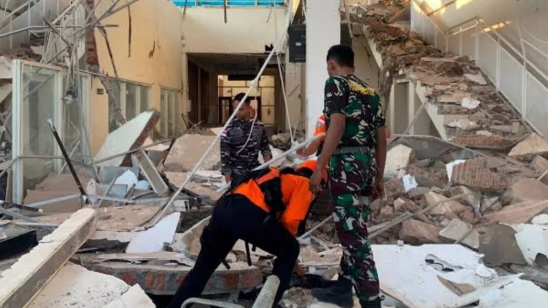 ইন্দোনেশিয়ায় ৭.৭ মাত্রার শক্তিশালী ভূমিকম্পে ৫ জনের মৃত্যু