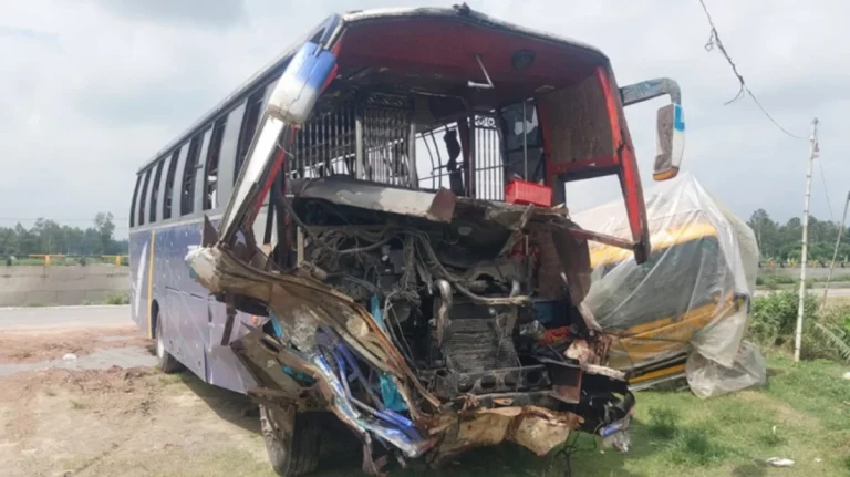 সিরাজগঞ্জে ট্রাকের ধাক্কায় বাসচালকসহ নিহত ২, আহত ৮