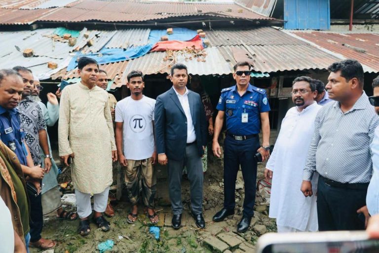 বাঁশখালীতে বন্যাদুর্গতদের বাড়ি বাড়ি চট্টগ্রাম জেলা প্রশাসক: দ্রুত টেকসই ঘর নির্মাণের বলিষ্ঠ অঙ্গীকার