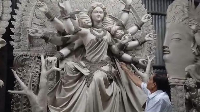 এগিয়ে আসছে দুর্গাপূজা, প্রতিমা তৈরির ব্যস্ততার মাঝেও দুশ্চিন্তা কলকাতায়