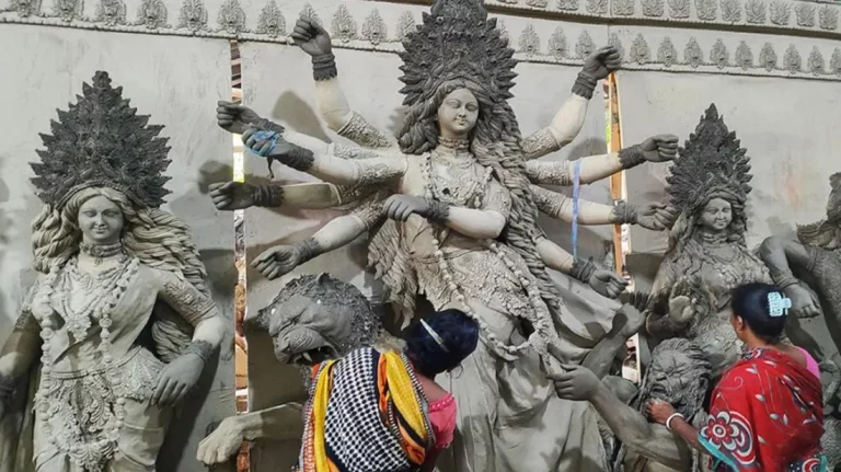 খড়-কাঠ-মাটিতে ফুটছে দেবীর অবয়ব, চলছে পূজার প্রস্তুতি